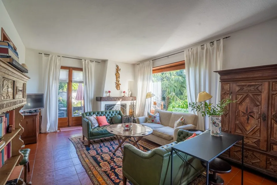 MEDITERRANE DOPPELHAUSHÄLFTE IN WOHNLAGE MIT SEEBLICK