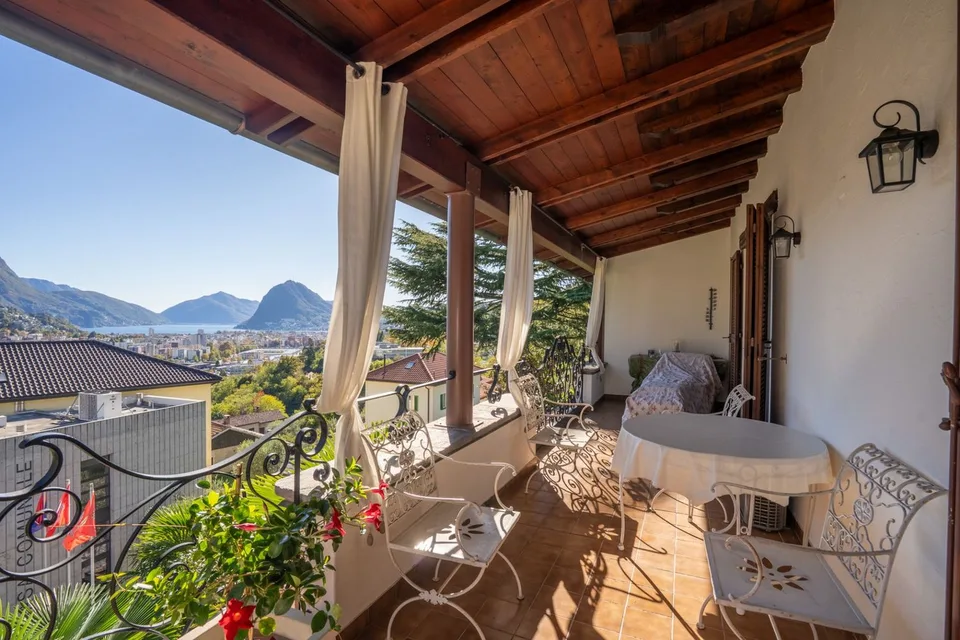 MEDITERRANE DOPPELHAUSHÄLFTE IN WOHNLAGE MIT SEEBLICK