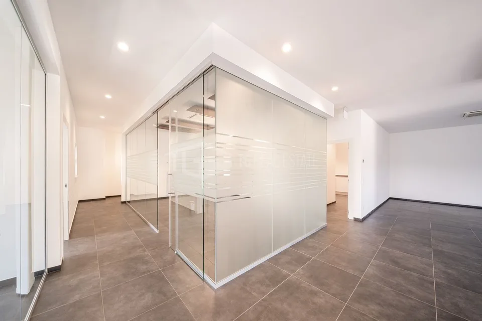MODERN OFFICE IN MANNO