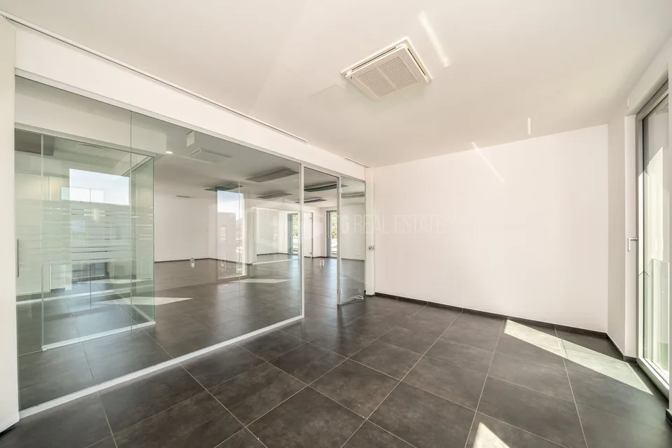 MODERN OFFICE IN MANNO