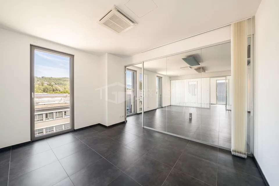 MODERN OFFICE IN MANNO