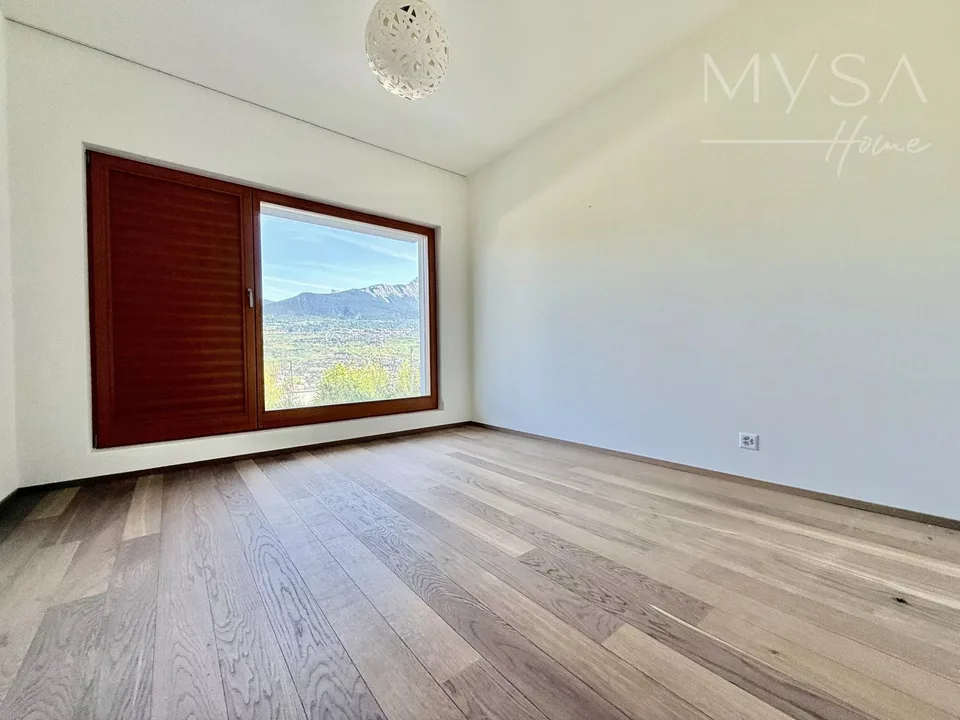 Modern villa with panoramic view of the Rhône valley