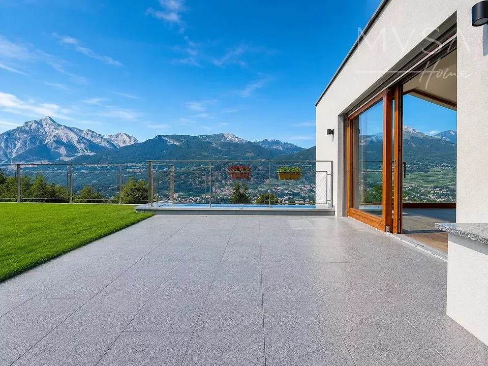 Modern villa with panoramic view of the Rhône valley