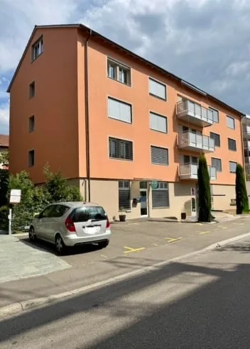 Sonnige, grosse 3 ½ Zimmer in grüner Oase zwischen Bahnhof und Tram