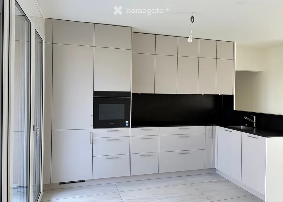 Sunny, large 3 ½ rooms in a green oasis between the train station and tram