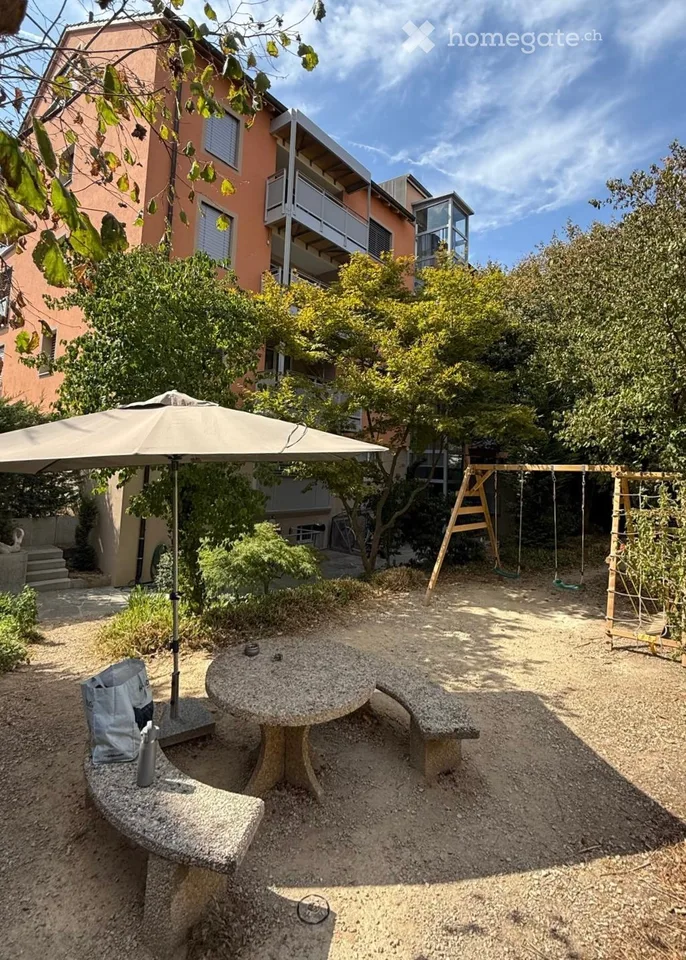 Sunny, large 3 ½ rooms in a green oasis between the train station and tram