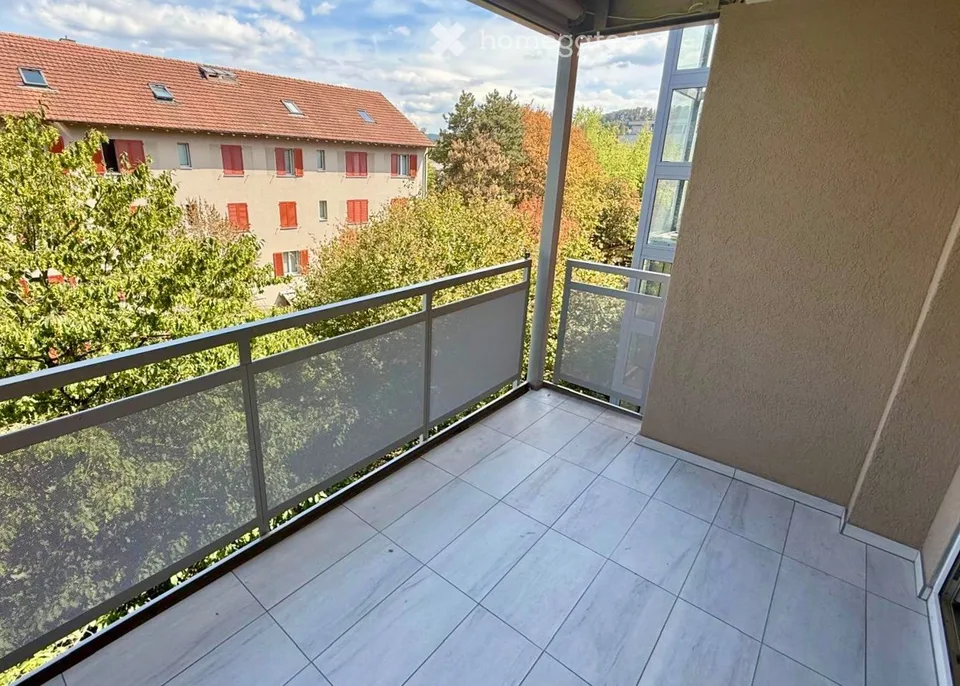 Sunny, large 3 ½ rooms in a green oasis between the train station and tram