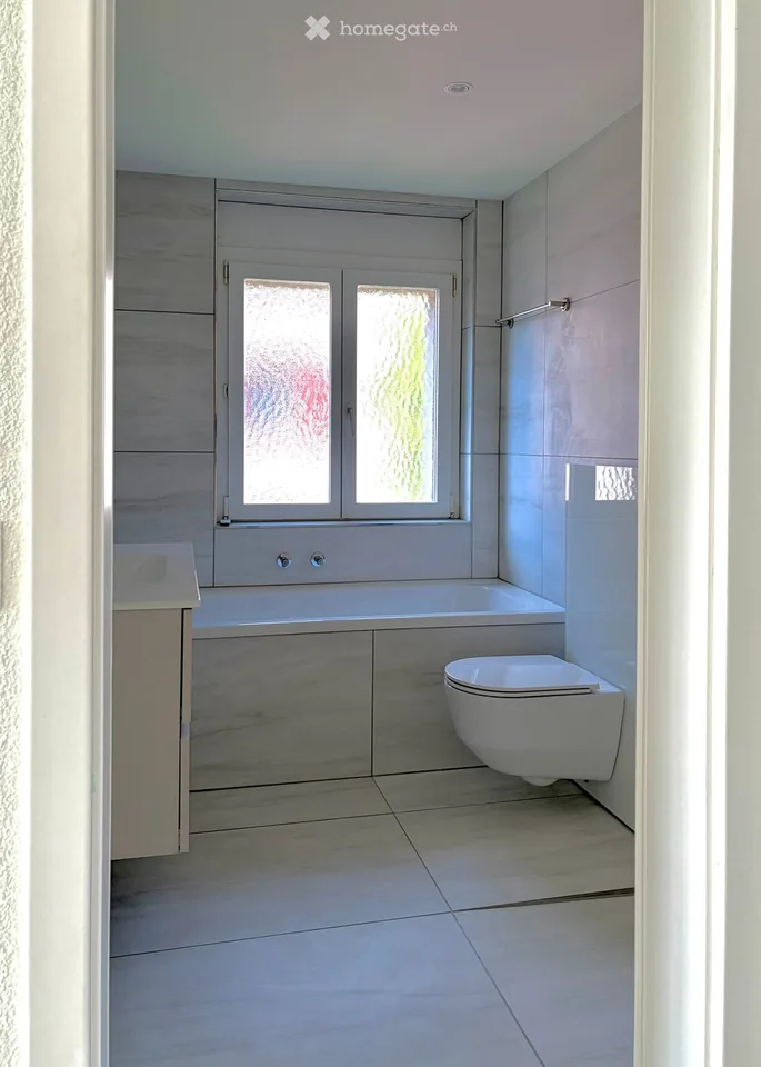 Sunny, large 3 ½ rooms in a green oasis between the train station and tram