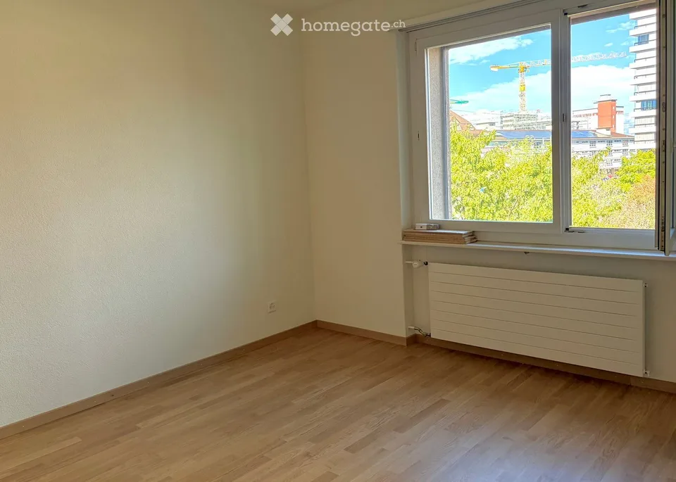 Sunny, large 3 ½ rooms in a green oasis between the train station and tram