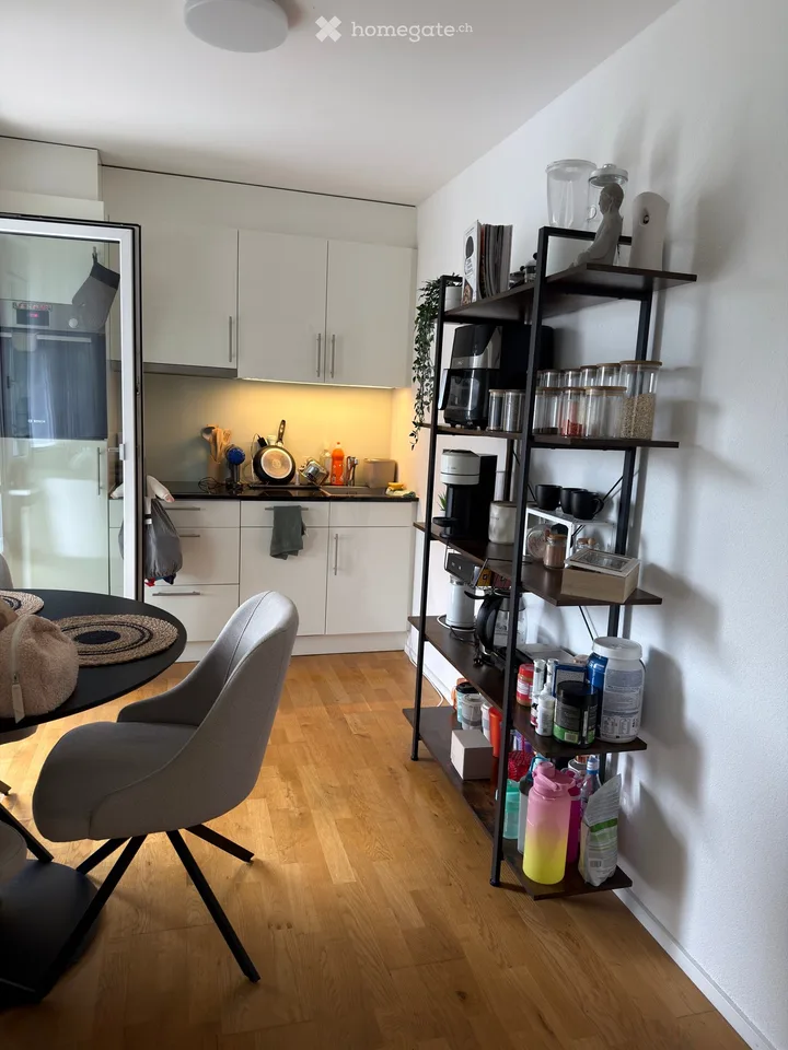 Wohnung zu vermieten & Möbel zu verkaufen