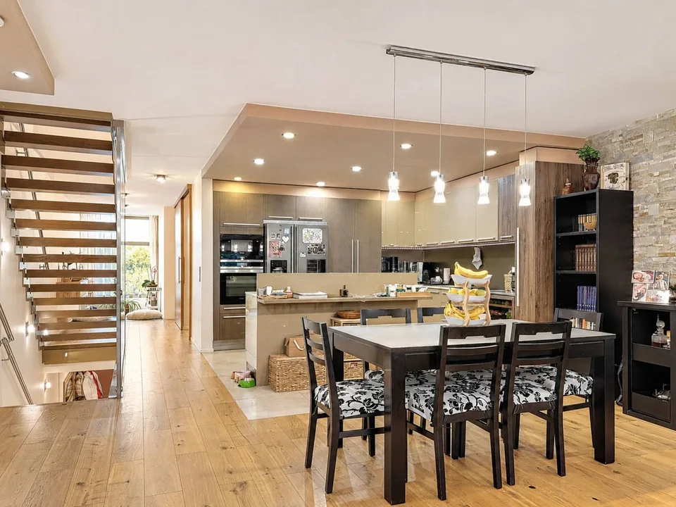 Villa mitoyenne aux volumes généreux avec studio indépendant