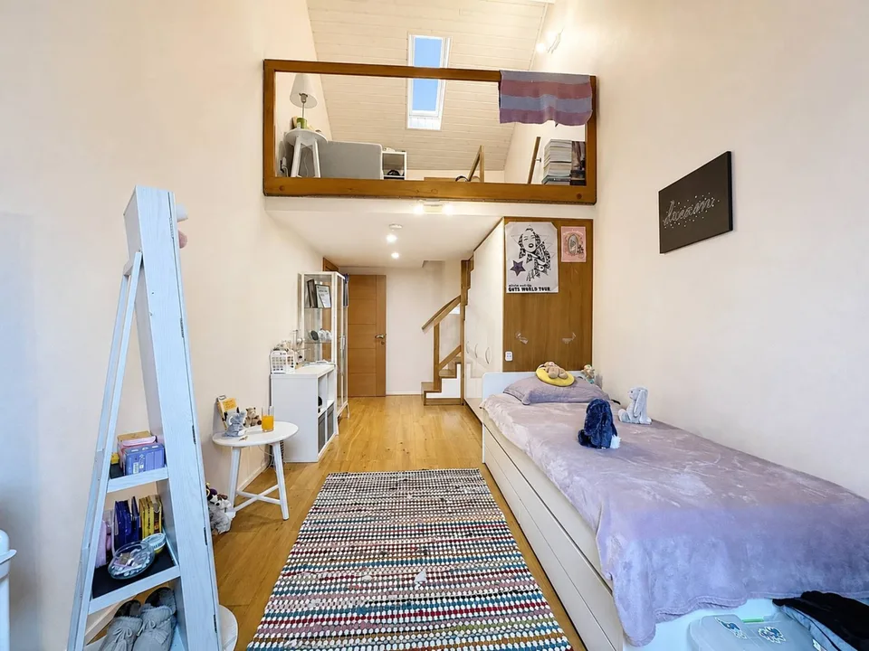 Villa mitoyenne aux volumes généreux avec studio indépendant