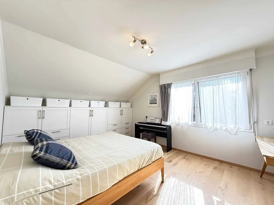 Familienvilla renoviert, eigenes Studio und Garten von 1'260 m²