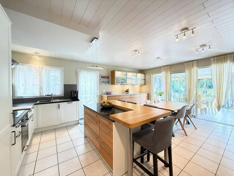 Familienvilla renoviert, eigenes Studio und Garten von 1'260 m²
