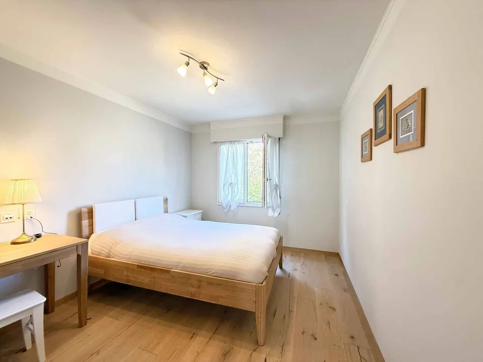 Familienvilla renoviert, eigenes Studio und Garten von 1'260 m²