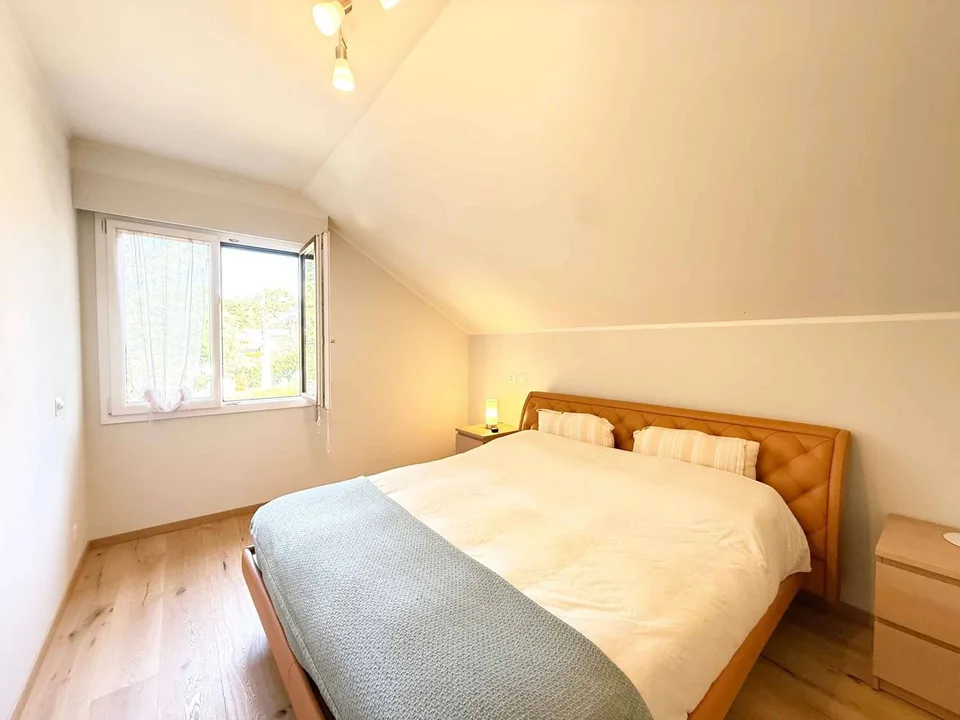 Familienvilla renoviert, eigenes Studio und Garten von 1'260 m²