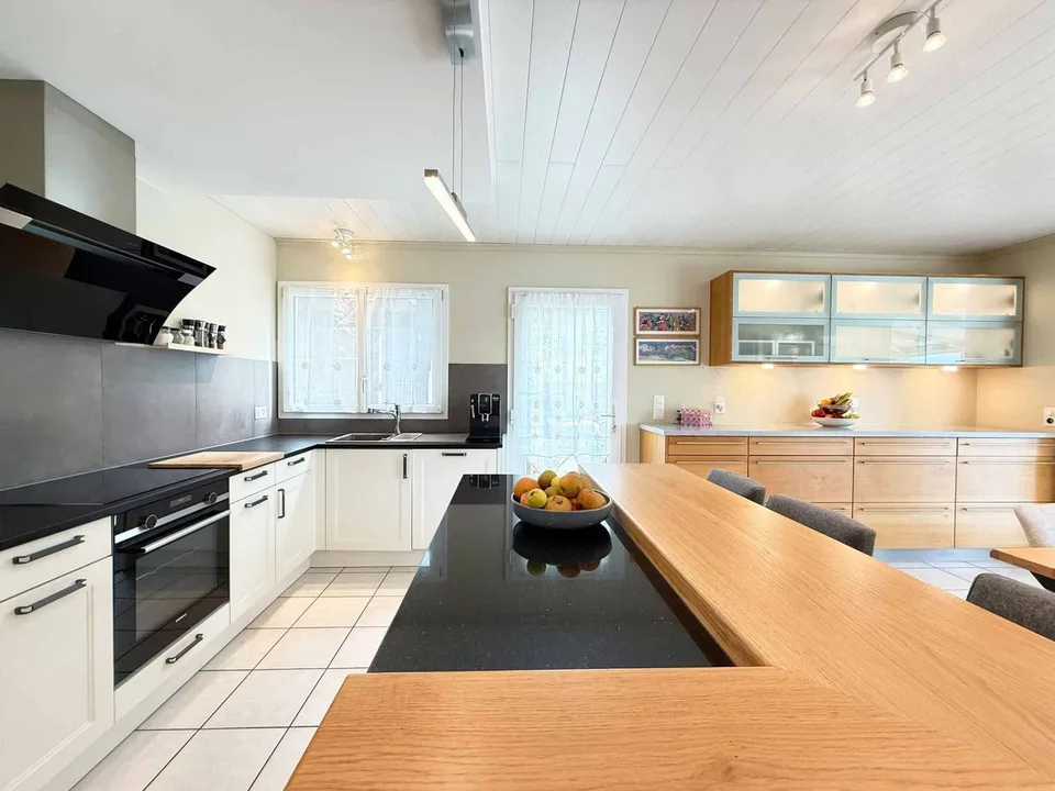Familienvilla renoviert, eigenes Studio und Garten von 1'260 m²