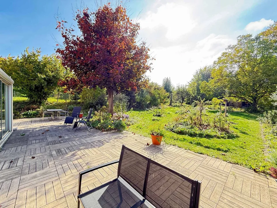 Familienvilla renoviert, eigenes Studio und Garten von 1'260 m²