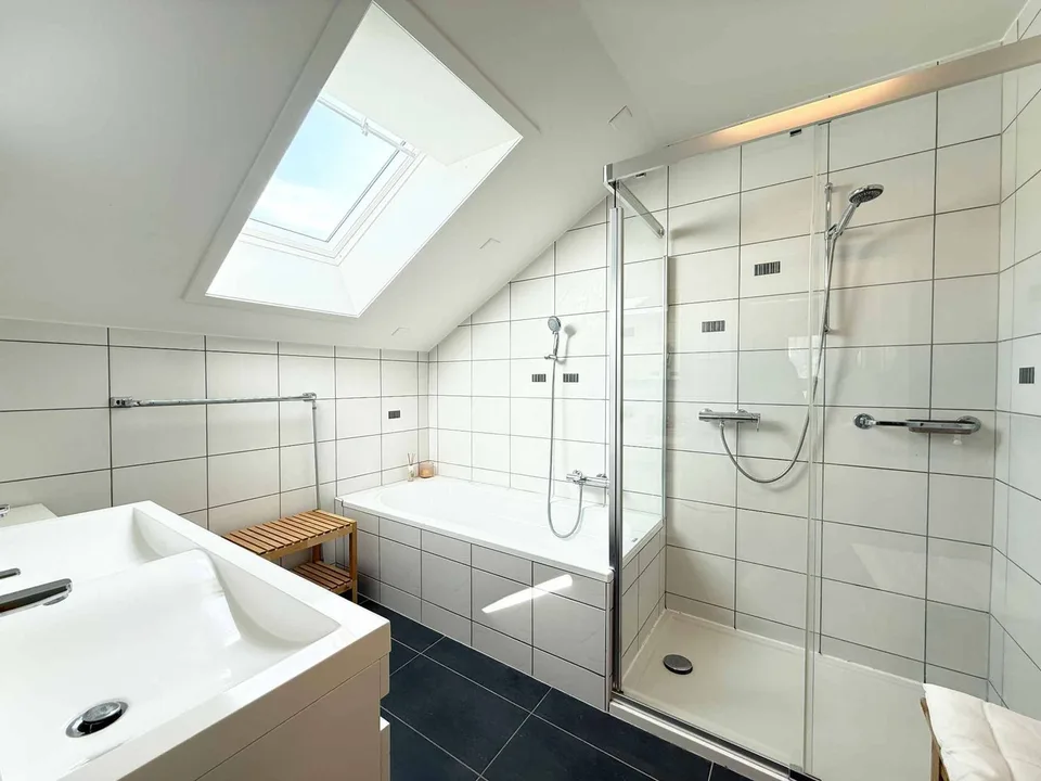 Familienvilla renoviert, eigenes Studio und Garten von 1'260 m²