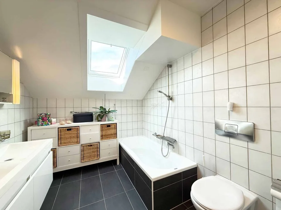 Familienvilla renoviert, eigenes Studio und Garten von 1'260 m²