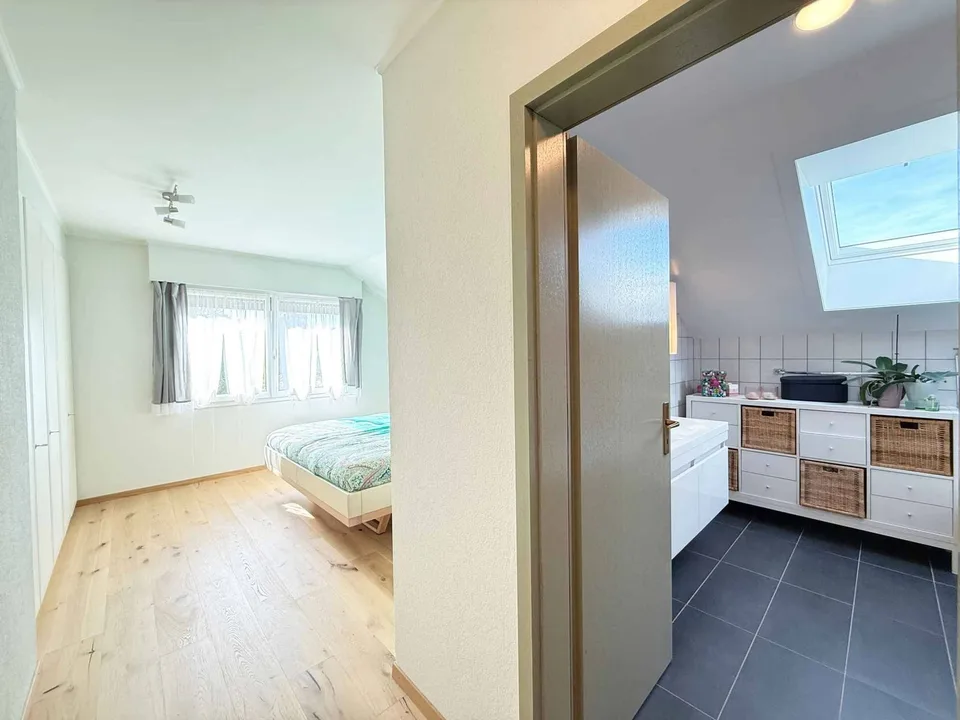 Familienvilla renoviert, eigenes Studio und Garten von 1'260 m²