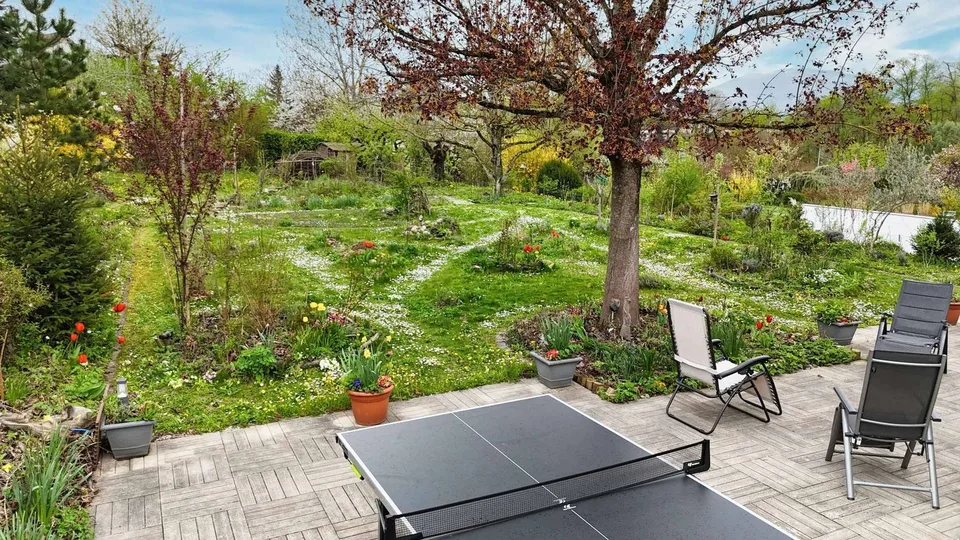 Familienvilla renoviert, eigenes Studio und Garten von 1'260 m²