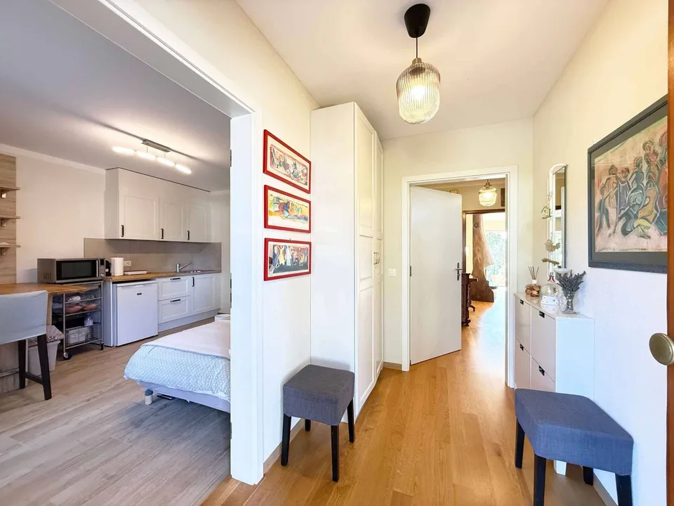 Familienvilla renoviert, eigenes Studio und Garten von 1'260 m²