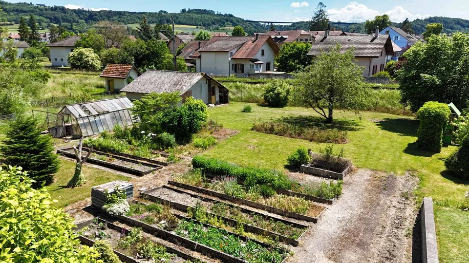 Maison de caractère avec grand jardin, à deux pas du lac de Neuchâtel