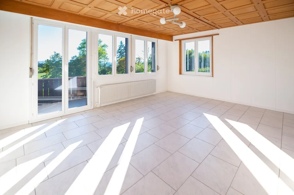 Freistehendes 5.5-Zimmer-Einfamilienhaus mit Galerie und herrlicher Berg- und Seesicht