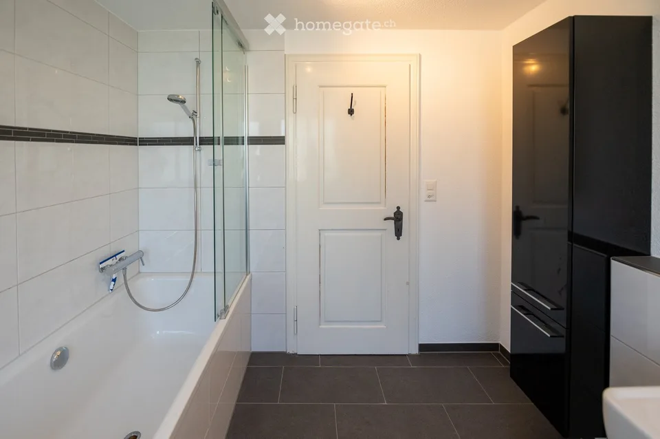 Freistehendes 5.5-Zimmer-Einfamilienhaus mit Galerie und herrlicher Berg- und Seesicht