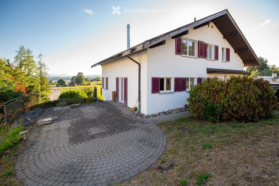 Freistehendes 5.5-Zimmer-Einfamilienhaus mit Galerie und herrlicher Berg- und Seesicht