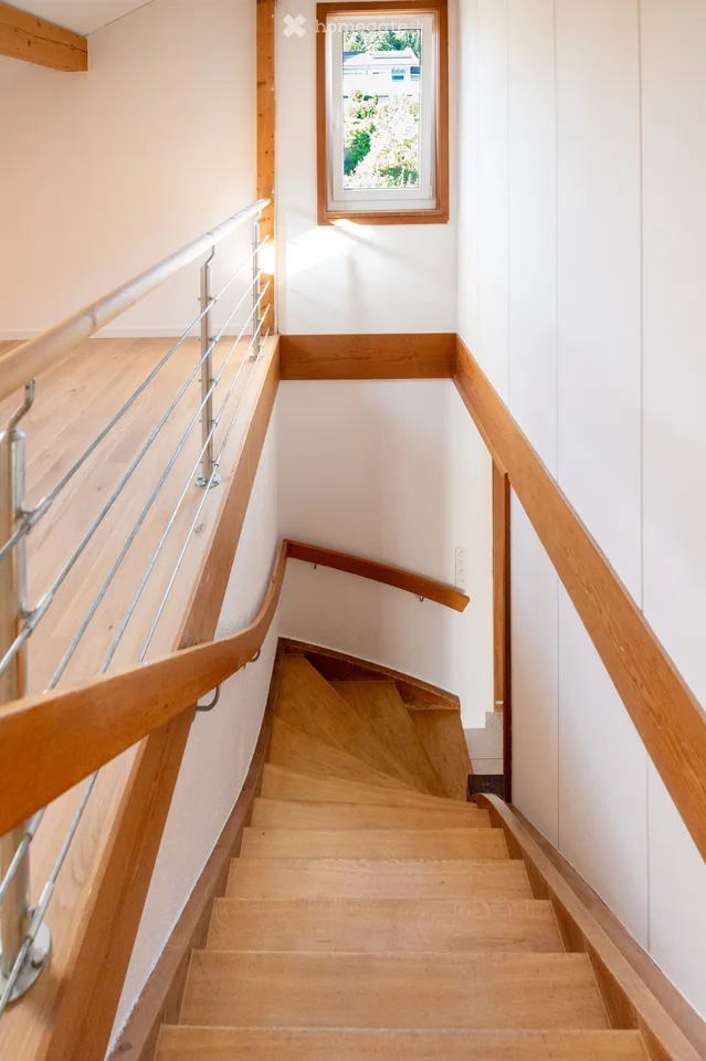 Freistehendes 5.5-Zimmer-Einfamilienhaus mit Galerie und herrlicher Berg- und Seesicht