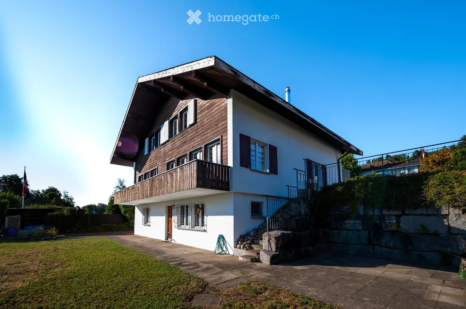 Freistehendes 5.5-Zimmer-Einfamilienhaus mit Galerie und herrlicher Berg- und Seesicht