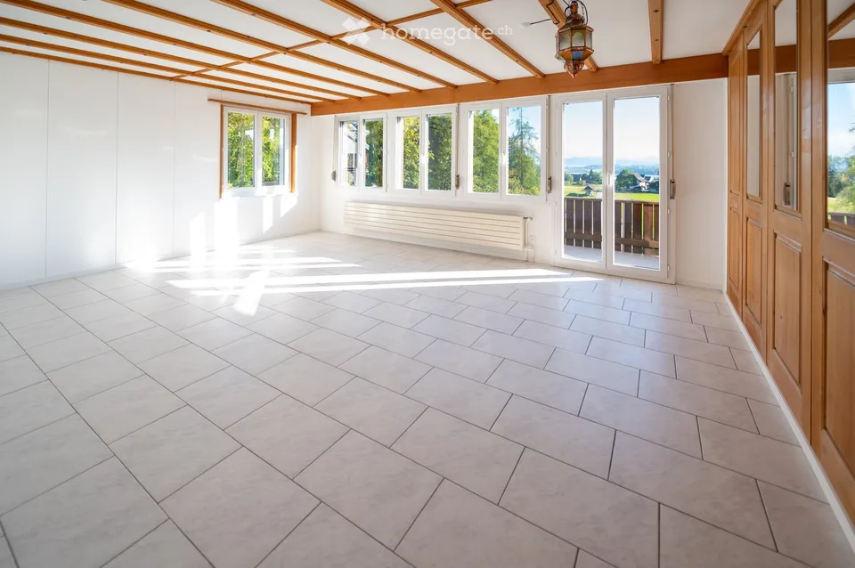 Freistehendes 5.5-Zimmer-Einfamilienhaus mit Galerie und herrlicher Berg- und Seesicht
