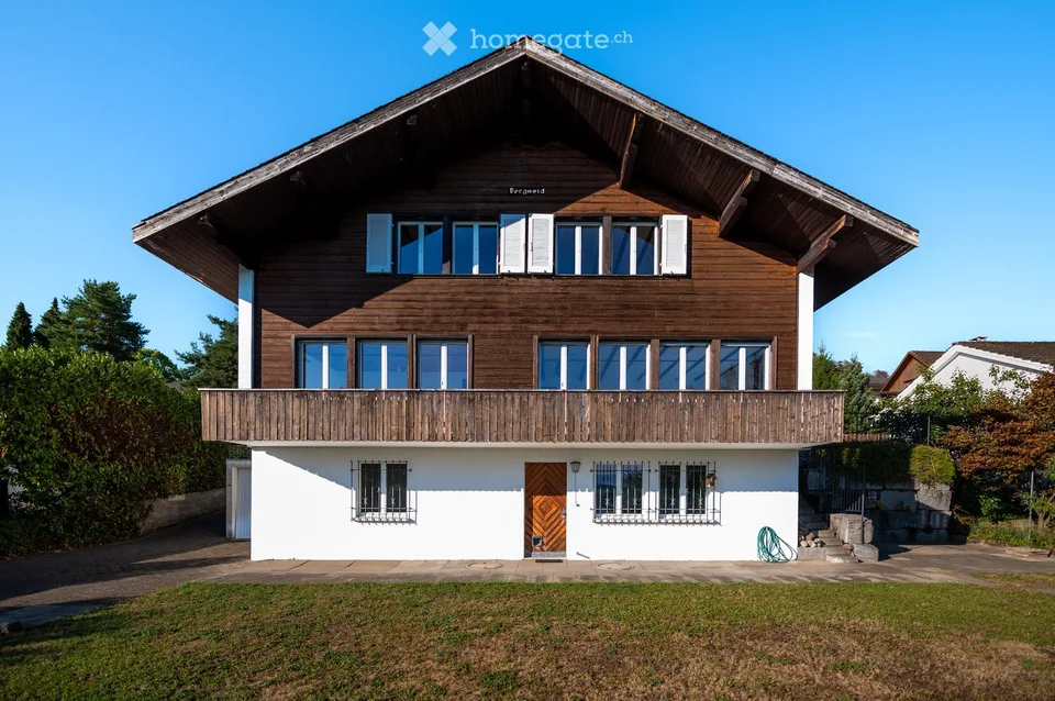 Freistehendes 5.5-Zimmer-Einfamilienhaus mit Galerie und herrlicher Berg- und Seesicht