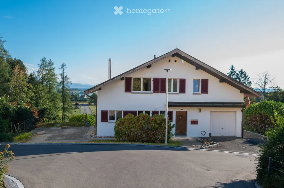 Freistehendes 5.5-Zimmer-Einfamilienhaus mit Galerie und herrlicher Berg- und Seesicht