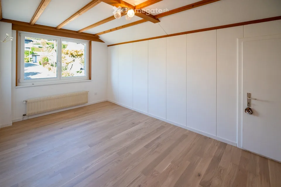 Freistehendes 5.5-Zimmer-Einfamilienhaus mit Galerie und herrlicher Berg- und Seesicht