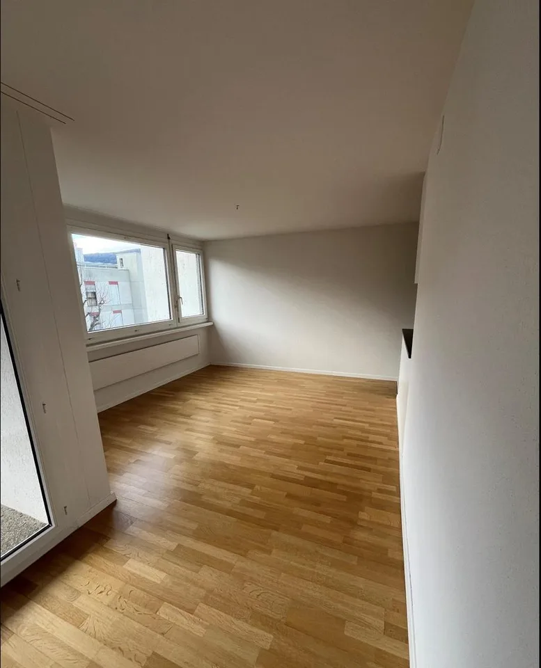 Bright 4.5-room apartment with spacious balcony in central location in Ipsach