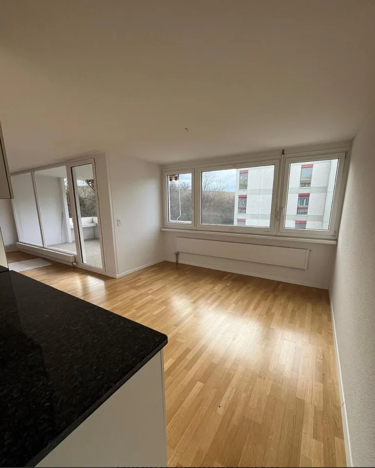 Bright 4.5-room apartment with spacious balcony in central location in Ipsach