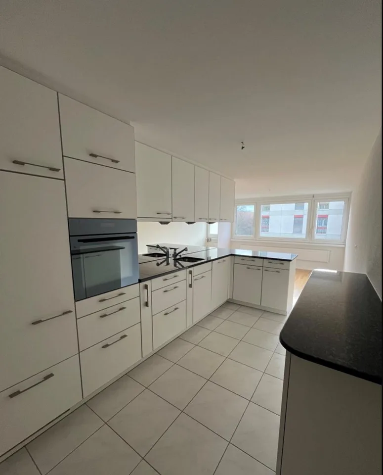 Bright 4.5-room apartment with spacious balcony in central location in Ipsach