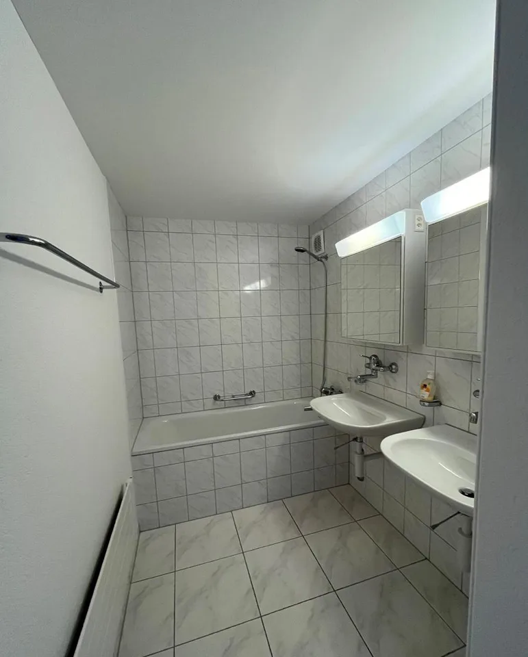 Bright 4.5-room apartment with spacious balcony in central location in Ipsach