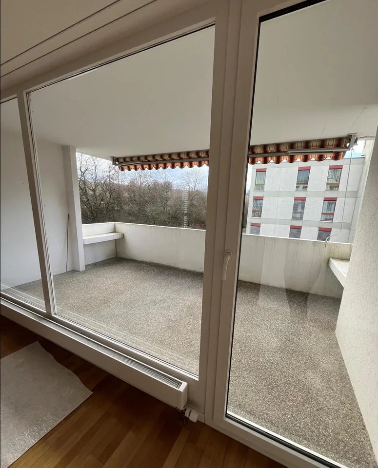 Bright 4.5-room apartment with spacious balcony in central location in Ipsach