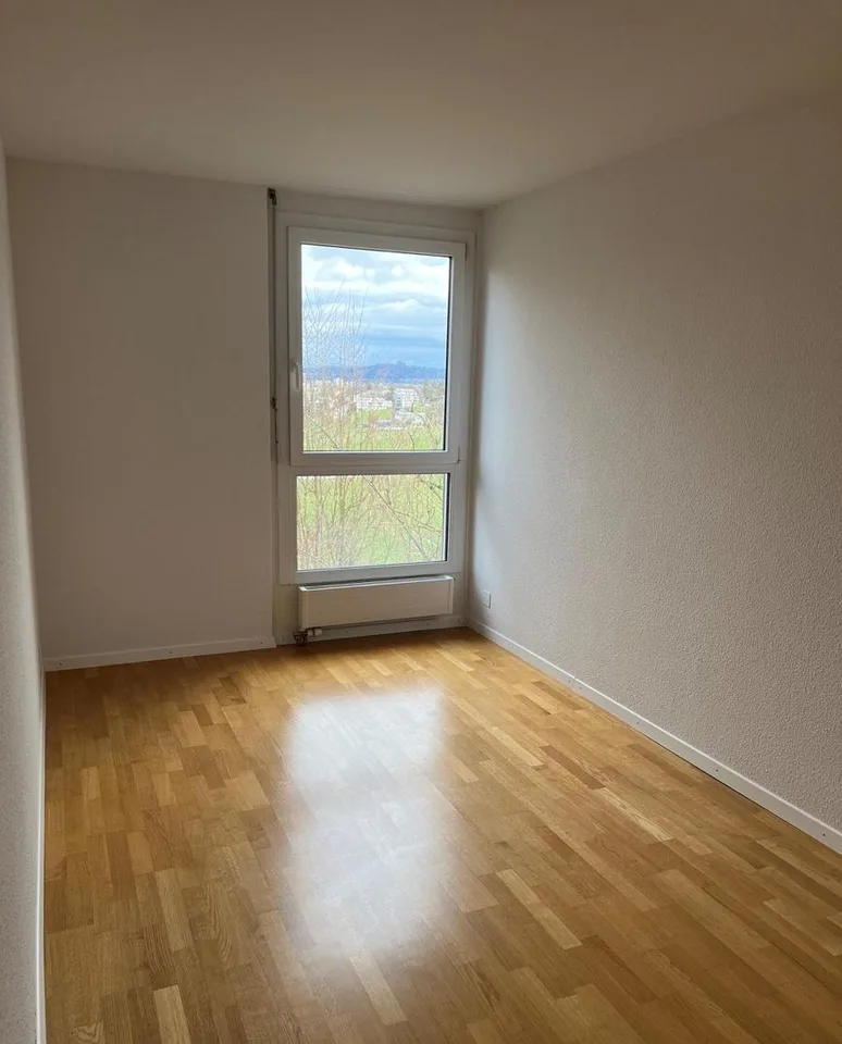 Bright 4.5-room apartment with spacious balcony in central location in Ipsach