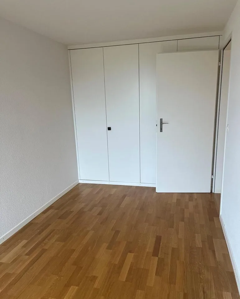 Bright 4.5-room apartment with spacious balcony in central location in Ipsach