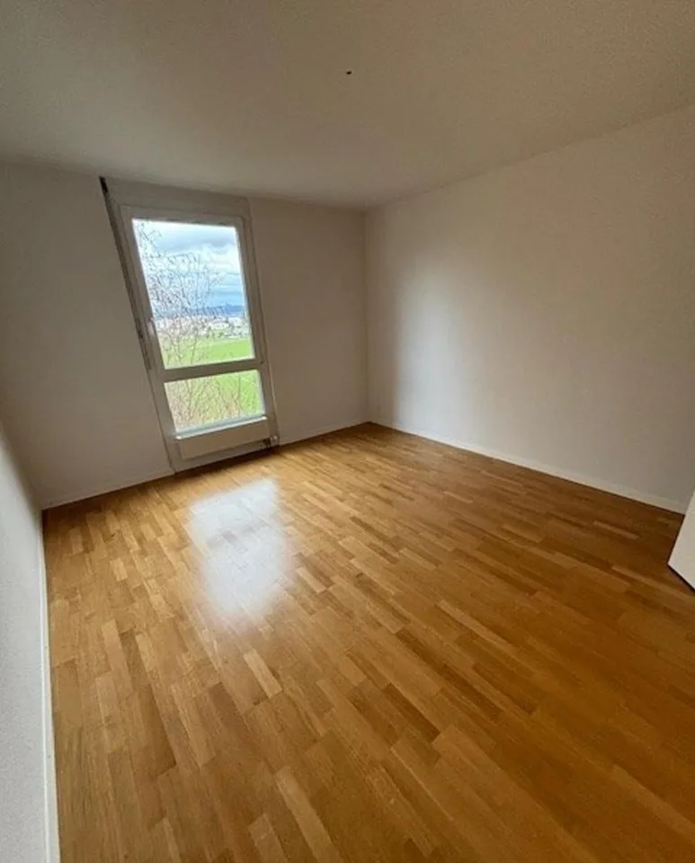 Bright 4.5-room apartment with spacious balcony in central location in Ipsach