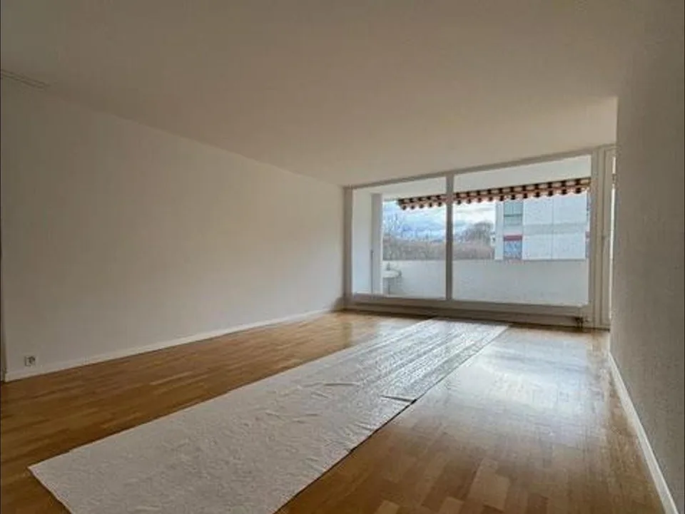 Bright 4.5-room apartment with spacious balcony in central location in Ipsach