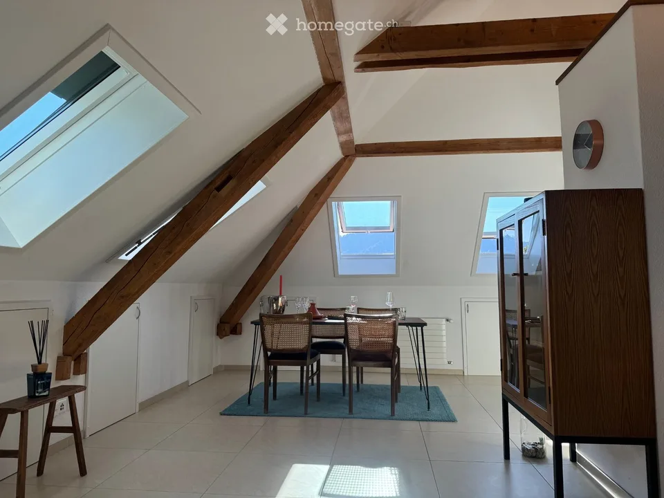 Moderne 2,5-Zimmer-Dachgeschosswohnung in Zürich-Wiedikon – Foto 2 von 16