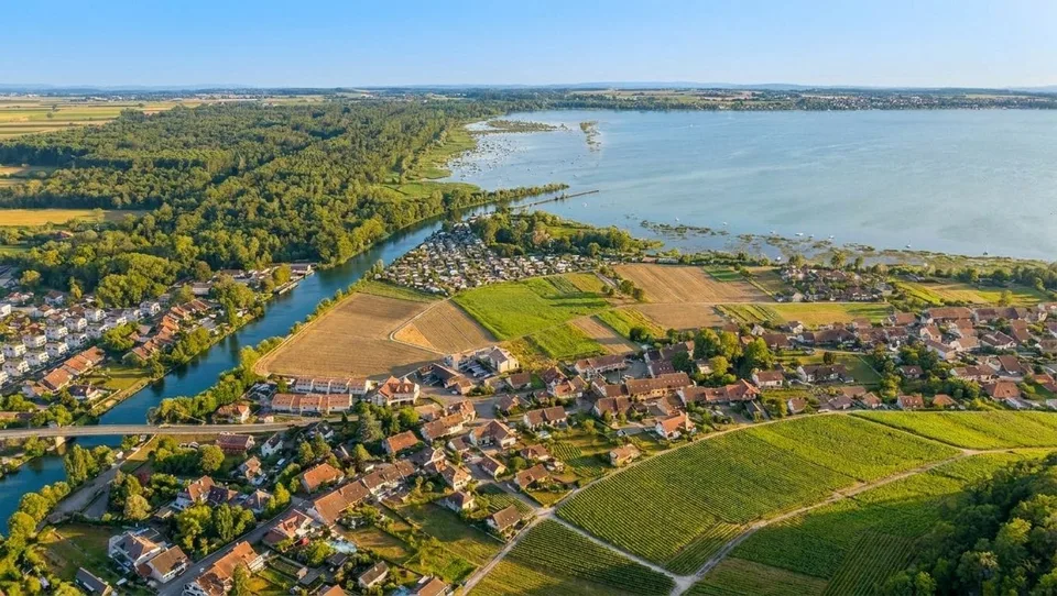 Bauland-Rarität zwischen Weinbergen, See und Broye-Kanal | Rare parcelle à bâtir entre vignobles, lac et canal de la Broye – Foto 6 von 6