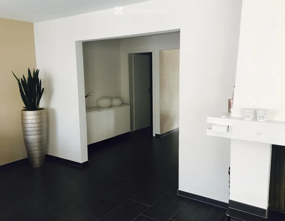Charmantes 5-Zimmer-Reihenhaus mit Dachterrasse und Doppelgarage in Wilchingen – Foto 4 von 14