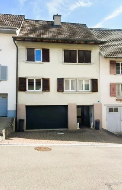 Charmantes 5-Zimmer-Reihenhaus mit Dachterrasse und Doppelgarage in Wilchingen – Foto 2 von 14